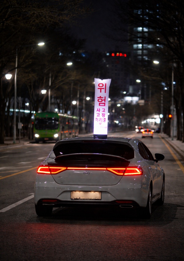 고속도로 야간 차량 고장 — 데일리가드 LED 안전풍선 실사용 장면